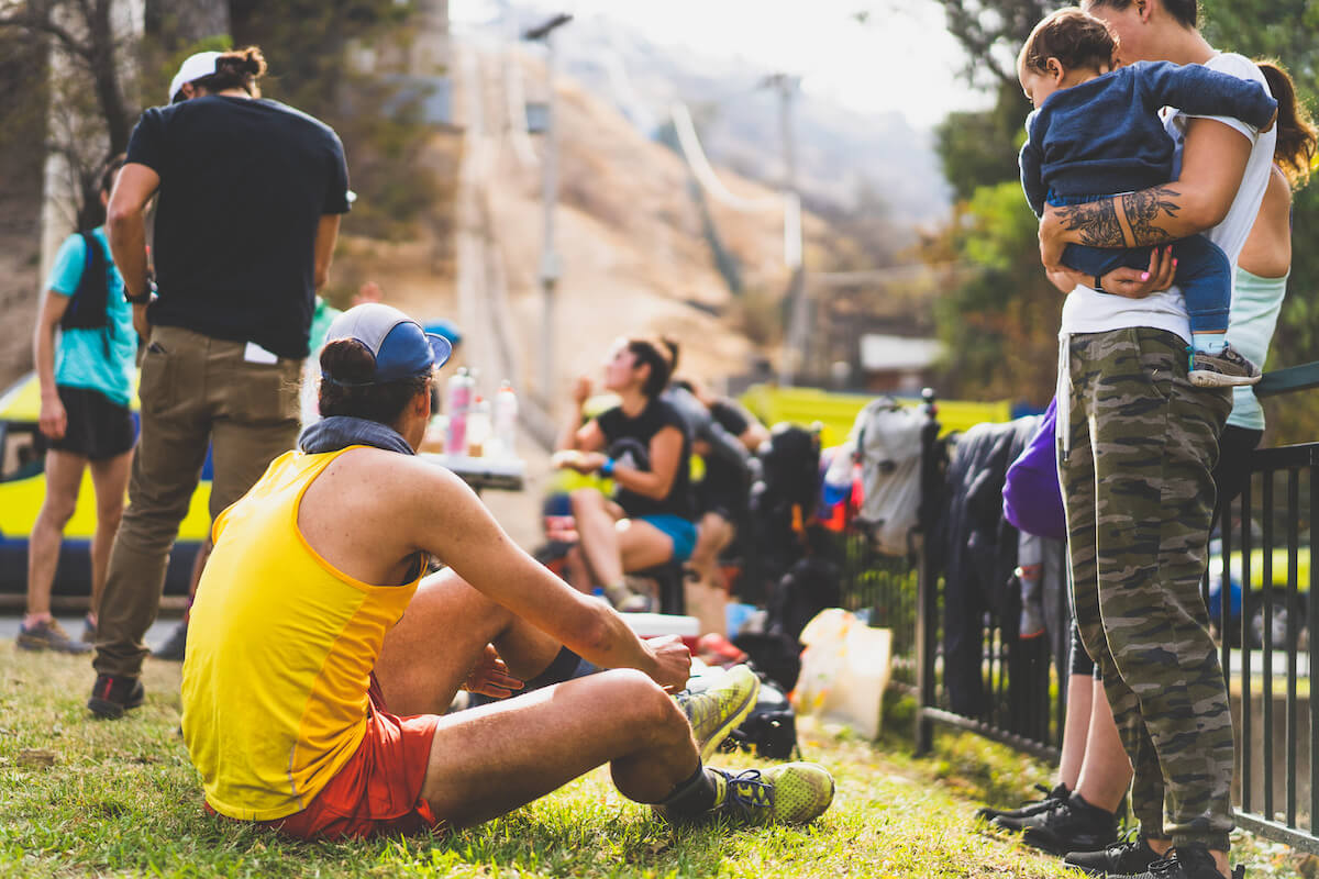 runners at aid station